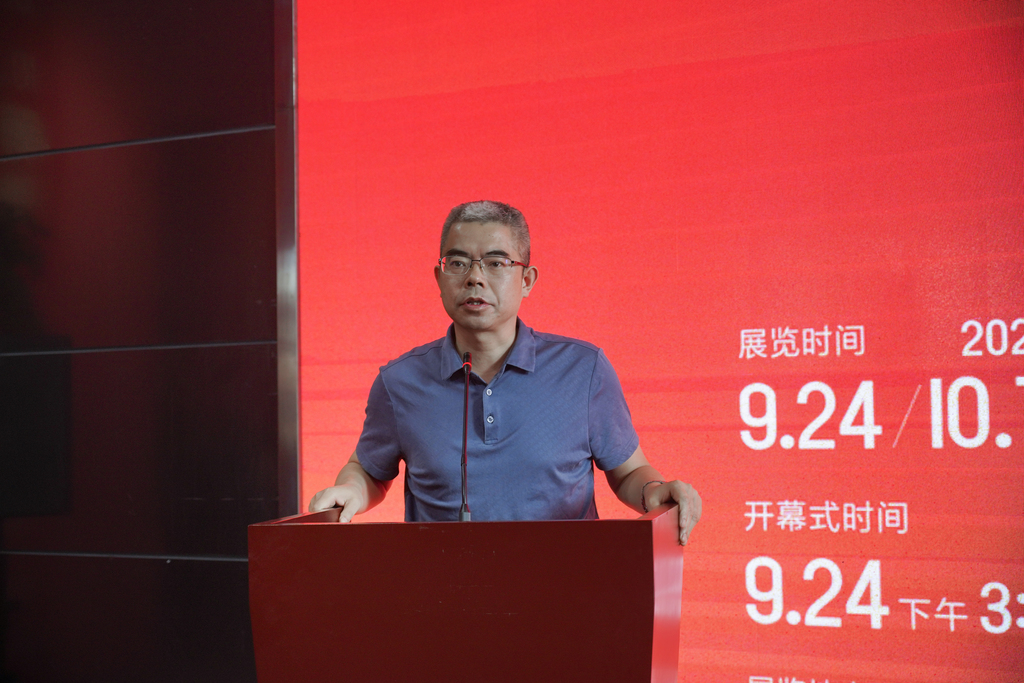 4  重庆市文联党组书记 阳奎兴 宣布展览开幕